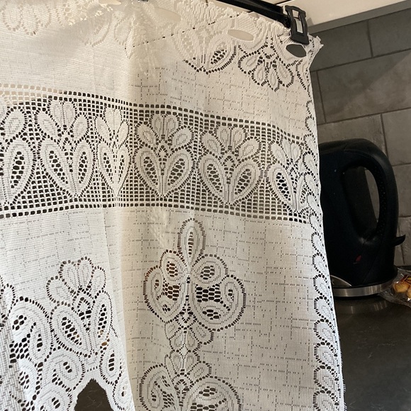 Lace curtain. Kitchen Curtain. 1 panel only. Pretty scalloped lace. - Picture 3 of 6